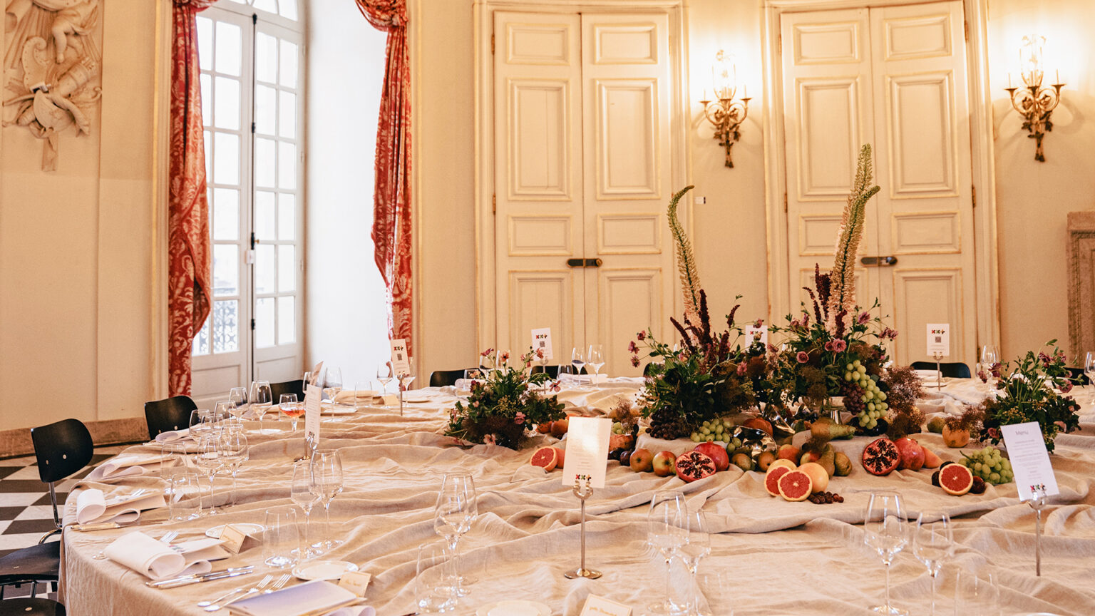 Chou et Tournesol KBR Charles de Lorraine table set up still life